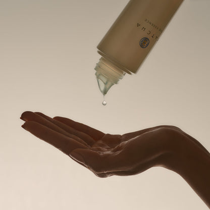 The Essence pour image with hand